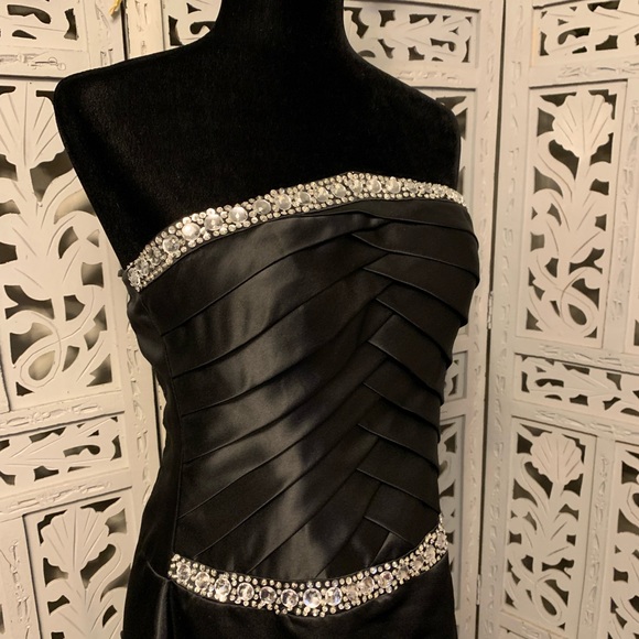 JUMP APPAREL LIKE NEW DARING BLACK SATIN & JEWELS FORMAL PROM DRESS GOWN - Picture 6 of 9